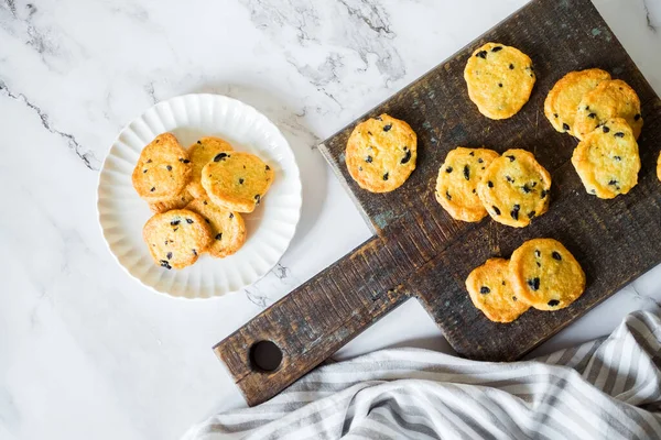 意大利风格的圆圆的面包饼干 配以黑橄榄和意大利芝士 一堆堆咸肉糕点 开胃菜的厨师 顶部视图 高质量的照片 — 图库照片