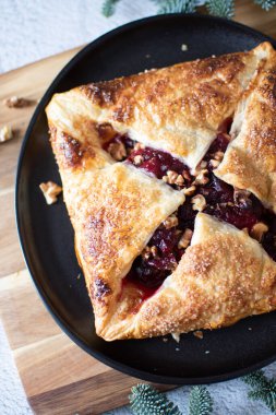 Fırınlanmış krem peynir ve kızılcıklı börek. Ev yapımı puf böreği, tatlı-lezzetli tat, gurme aperatif tarifi. Camembert peyniri ve kızılcık soslu puf böreği. Yakın plan..