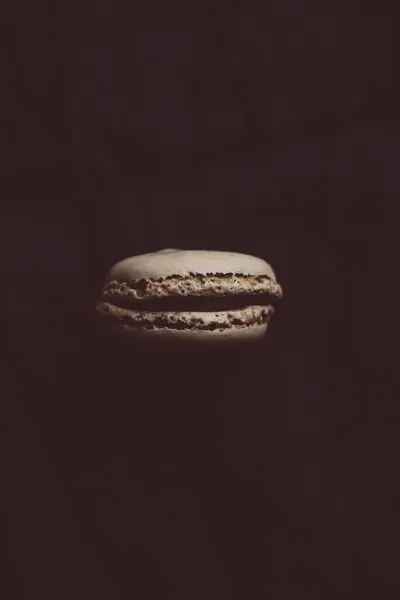 Один Макарон Тёмном Фоне Шоколадное Французское Печенье Макаронами Высококачественное Фото — стоковое фото