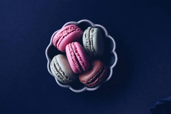 Macaroons Dark Background Colorful French Cookies Macaroons Macaroons Bowl Top — Photo