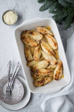 Parmesanlı armut. Sağlıklı yağlar, kilo vermek için temiz yiyecekler. Ev yapımı peynirli armut. Yemek tarifi aperatifleri fikri. Yüksek kalite fotoğraf.
