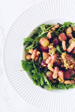 Lezzetli salata roka, üzüm, pastırma ve rezene tohumu. Şişko keto tarifi. Yemek kitabı için gurme lezzetli yemek tarifi. Üst görünüm.