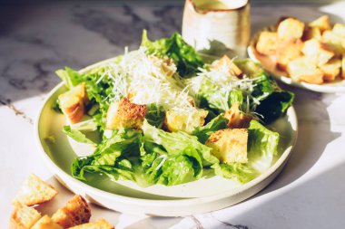 Marul, kızarmış ekmek ve parmesan peynirli klasik sezar salatası. Sezar salatası. Yemek kitabı için vejetaryen lezzetli yemek tarifi. Diyet fitness menüsü. Üst Manzara. Yüksek kalite fotoğraf.