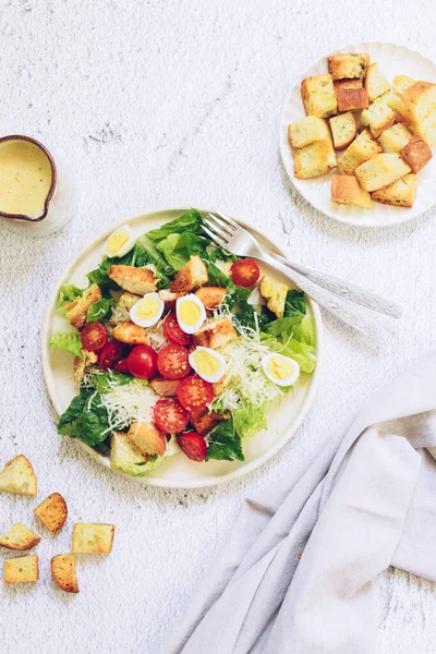 Klasik sezar salatası. Izgara tavuk, domates, yumurta, marul, kızarmış ekmek ve parmesan peyniri. Izgara tavuk göğsü ve taze yeşil salata. Yemek kitabı için lezzetli bir tarif. Üst Manzara. Yüksek kalite fotoğraf.