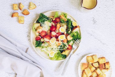 Klasik sezar salatası. Izgara tavuk, domates, yumurta, marul, kızarmış ekmek ve parmesan peyniri. Izgara tavuk göğsü ve taze yeşil salata. Yemek kitabı için lezzetli bir tarif. Üst Manzara. Yüksek kalite fotoğraf.