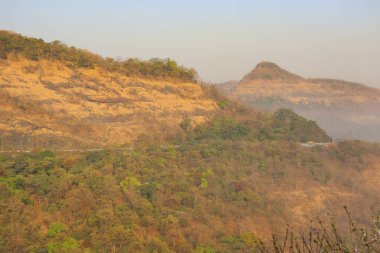 Sıcak yaz ikliminde küçük ağaçlı büyük dağ