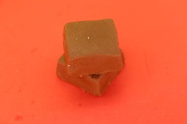 Bire bir iki çikolata.