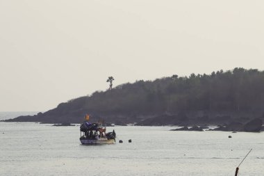 Adaya giden yolcu gemisi.