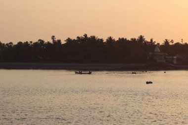 Turuncu gökyüzü manzaralı güzel bir akşam nehri manzarası