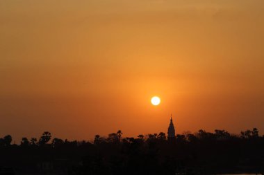 Güneş güzel turuncu bir nokta gibi görünür.