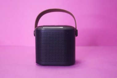 Pembe Arkaplanda Siyah Mini Hoparlör