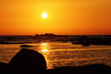 Plajda ve Sessiz Deniz 'de Güzel Akşam Günbatımı