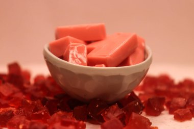 Lezzetli meyve şekeri kasede