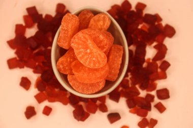 Kasede portakal şekeri ve kırmızı tatlı jöle parçalarında kase