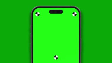 Akıllı telefonun göstergeli boş yeşil ekranı çerçeveye doğru dönüyor. Luma mat, arka plan değişikliği için dahil. Modern çerçevesiz tasarım, hareket bulanıklığı yok ve odaklanma