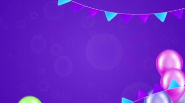 Mor bir arka planda renkli bir balon geçişi. Renkli balon, doğum günü için bayraklar ve kurdeleler. Krom rengi. 4K video