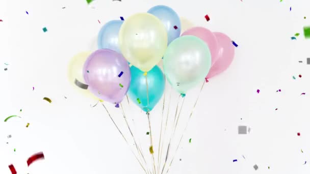 カラフルな風船の背景とカラフルなコンフェッティの落下アニメーション4K 休日を祝う コンフェッティお祝い誕生日パーティーテンプレート — ストック動画