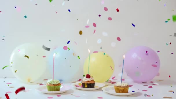 Tarta Cumpleaños Globos Colores Fondo Colorido Confetti Caída Animación Celebra — Vídeos de Stock