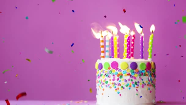 紫色背景的生日蛋糕 五彩斑斓的纸屑下降动画4K 庆祝节日吧 Confetti庆祝活动 生日派对模板 — 图库视频影像
