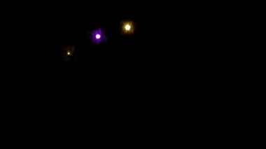 4 bin. Gerçek havai fişek arka planının kusursuz döngüsü. Gece gökyüzünde bokeh ışıkları olan gerçek altın sarısı havai fişeklerin soyut bulanıklığı. Parlak havai fişek gösterisi. Yeni yıl arifesi havai fişek kutlaması