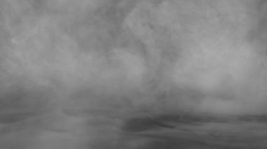 Ağır çekimde soyut beyaz duman. Duman, soğuk sis bulutu hafif noktada BG
