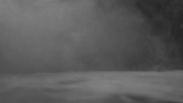 低速运动中的白烟 烟雾弥漫 薄薄的冷雾笼罩在明亮的Bg — 图库视频影像