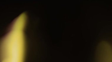 Hafif organik sızıntılar arka plan animasyon stok görüntülerini etkiler. Mercek ışığı etrafta yanıp sönüyor ve soyut bir arka plan animasyonu oluşturuyor. 4K 'da Klasik Işık Sızıntısı