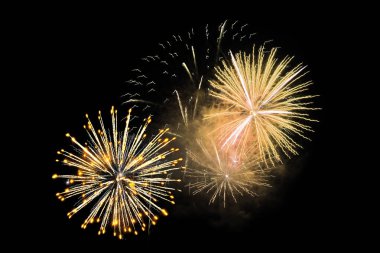 Görkemli Gökyüzünü aydınlatan Renkli Havai fişekler. Canlı Işıkların Büyüleyici Görüntüsü