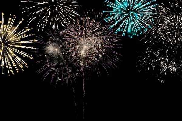 Görkemli Gökyüzünü aydınlatan Renkli Havai fişekler. Canlı Işıkların Büyüleyici Görüntüsü