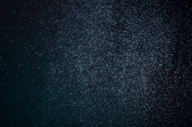 Yüzen parçacıklar. Yüzen toz. Ateş parçacıkları. Siyah arkaplan üzerindeki parçacıklar.