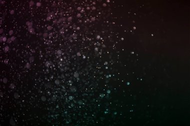 Yüzen parçacıklar. Yüzen toz. Ateş parçacıkları. Siyah arkaplan üzerindeki parçacıklar.