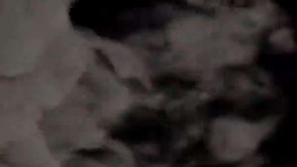 Kara Ekranda Şiddetli Patlama Kısa Süreli Ateş Duman Bulutu Patlama — Stok video