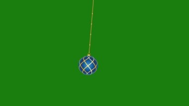 Yeşil Ekranda Düşen Mavi Noel Ağacı Süslemesi - Şeffaf Arkaplanda 4K Canlandırma
