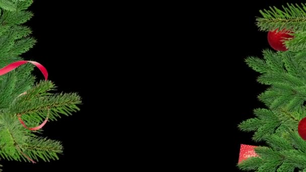 Weihnachtsrahmen Grüner Fichtenzweig Mit Weihnachtsspielzeug Auf Schwarzem Hintergrund — Stockvideo