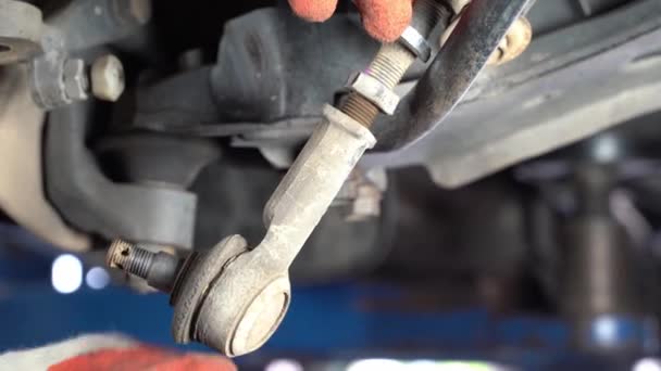Tamirci Topun Eklemlerini Çıkarıyor Arabadan Top Eklemlerini Çıkarıyorum Süspansiyonu Tamir — Stok video