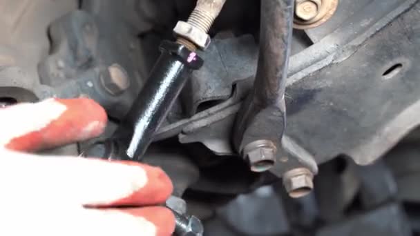 Der Mechaniker Zieht Das Kugelgelenk Des Autos Reparatur Der Aufhängung — Stockvideo