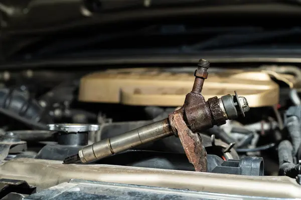 Yakıt enjeksiyonunu onar. Raylarda yaygın olarak kullanılan dizel enjeksiyon sistemi..