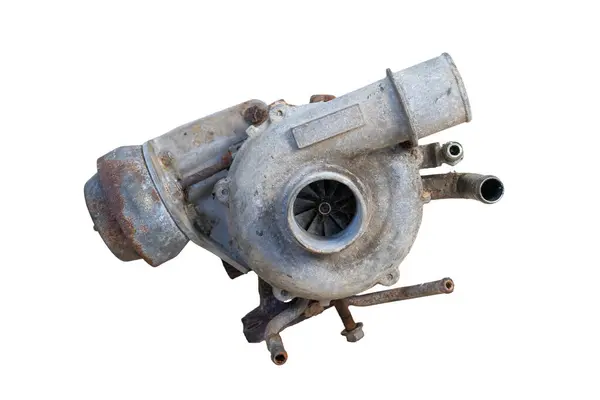 Eski turbo paslı bir araba. Eski bir motor. Endüstriyel ekipmanların arka planında izole edilmiş..