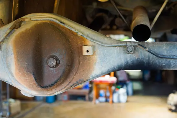 Arka dingilden yağ sızıyor, araba süspansiyonu kapanıyor. Seçici odak, yüzeysel alan derinliği.