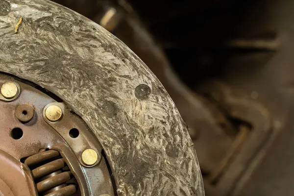 Eski arabanın debriyajı bitti, tamirci arabanın debriyaj sistemini tamir ediyor..