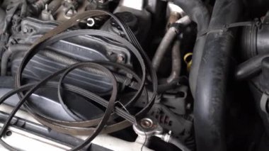 Araba motorunda süresi geçmiş otomotiv kemeri, yakın plan. Otomobil servisi ve tamirat. Eski otomotiv kemeri bozuk.