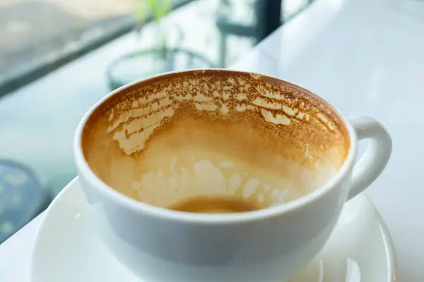 İçkiyi bitirdikten sonra boş kahve fincanı. Kahveyi içmeyi bitirdim. Kahveyi bitirdikten sonra masaya koydum..