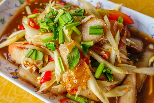 Kapalı Tayland yemeği papaya salatası ve ızgara domuz boynu ve beyaz arka plan izolasyon kesme yolu. Isan Tayland yemeği Asya 'da popülerdir..