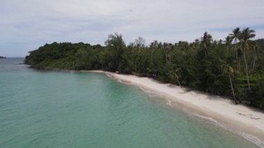 Beyaz kum plajı tropik manzarası. Mavi deniz, yeşil ağaç adasındaki beyaz kumsal. Doğal deniz, beyaz kumsal, yeşil ağaçlar, bol temiz hava.