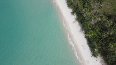 Beyaz kum plajı tropik manzarası. Mavi deniz, yeşil ağaç adasındaki beyaz kumsal. Doğal deniz, beyaz kumsal, yeşil ağaçlar, bol temiz hava.