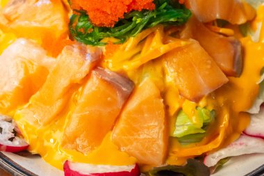 Karides yumurtalı taze somon salatası, yeşil yosun ve taze sebzeler. Sebzeli sağlıklı yiyecekler faydalıdır..