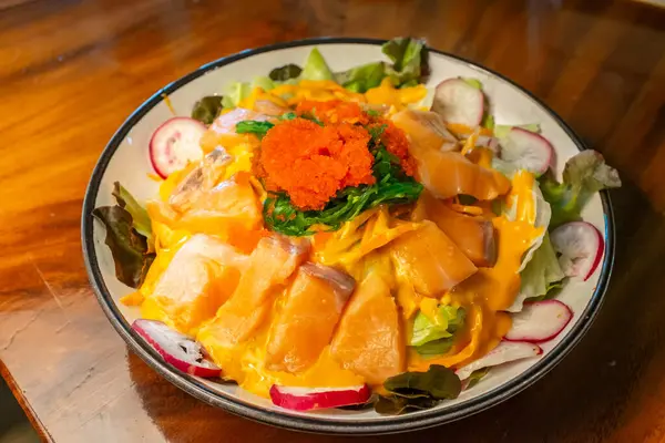 Karides yumurtalı soslu taze somon salatası, yeşil yosun ve taze sebzeler. Sebzeli sağlıklı yiyecekler faydalıdır..