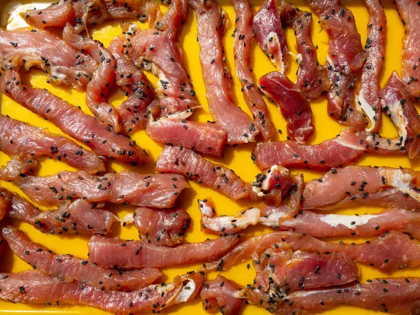 Güneşte kurutulmuş domuz eti yapıyorum. Güneşte kuruyor. Güneşte kurutulmuş domuz eti ile korunuyor.