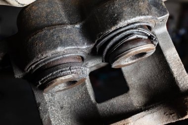 Eski kalibreli fren pistonunda yağ lekeleri var ve kauçuk yırtılmış. Araba fren sisteminin tamire ihtiyacı var.