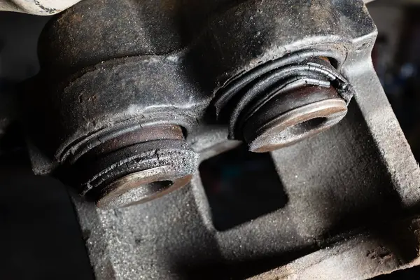 Eski kalibreli fren pistonunda yağ lekeleri var ve kauçuk yırtılmış. Araba fren sisteminin tamire ihtiyacı var.